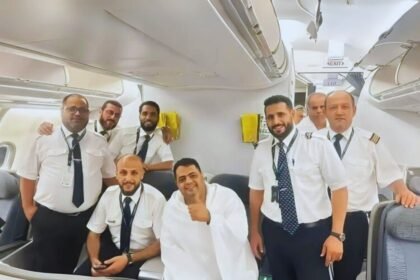 Amer Al Mahdi Mansour Al Gaddafi (tengah) bersama awak pesawat.(Tangkapan layar via TRT Global)