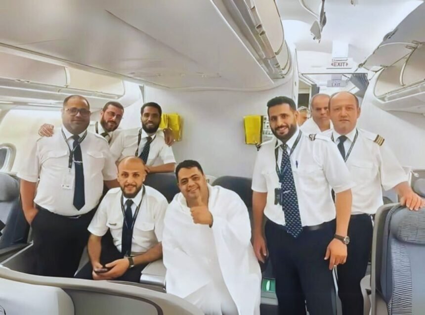 Amer Al Mahdi Mansour Al Gaddafi (tengah) bersama awak pesawat.(Tangkapan layar via TRT Global)